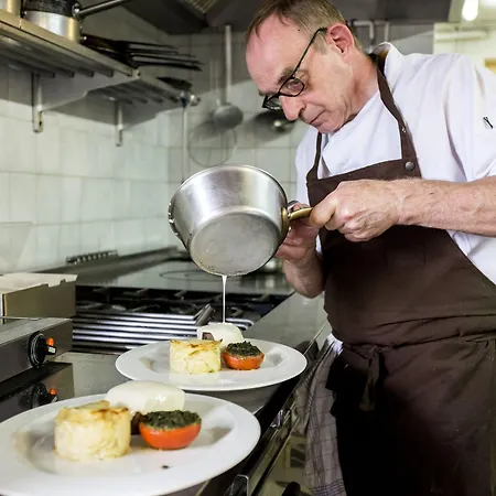 Logis & Restaurant La Paix Otel